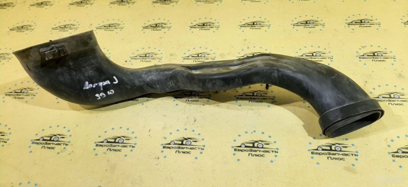 Патрубок воздухозаборника Opel Astra J 13307080 контрактная