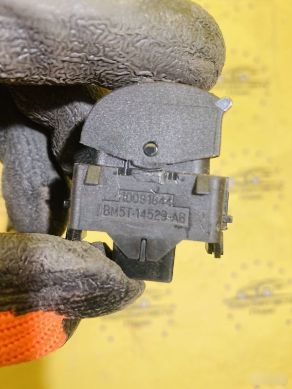 Кнопка стеклоподъемника Focus 3