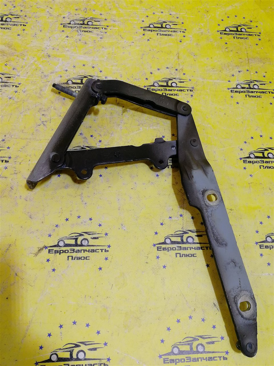 Петля замка капота правая Land Rover Discovery LR040747 контрактная