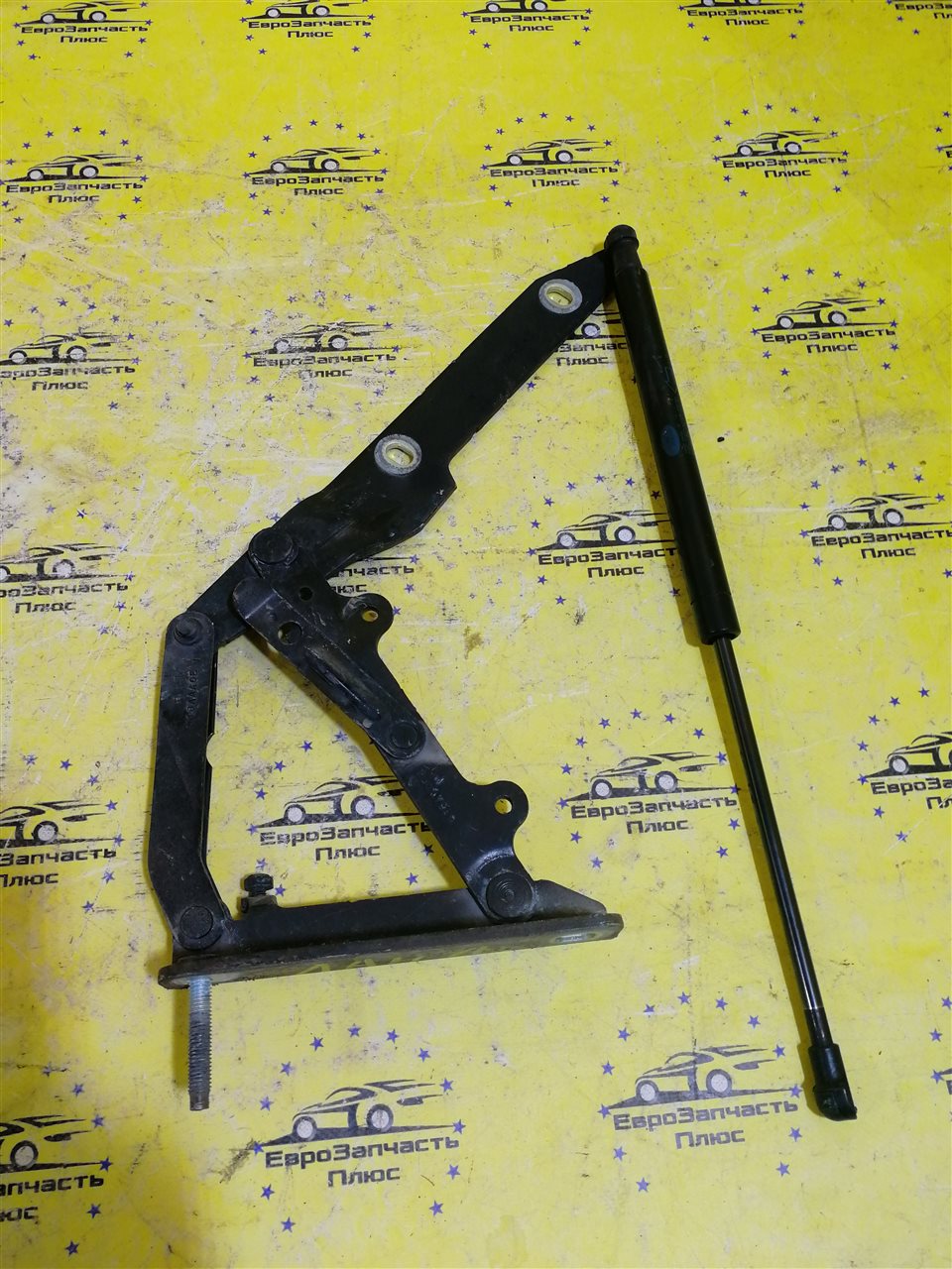 Петля замка капота левая Land Rover Discovery LR040748 контрактная