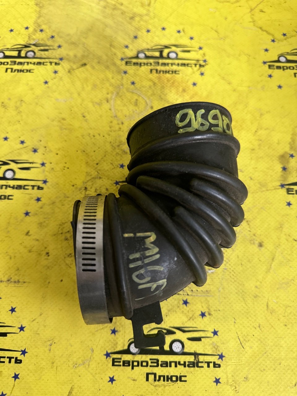 Патрубок воздушного фильтра Suzuki SX4 M16A 1388163J00 контрактная