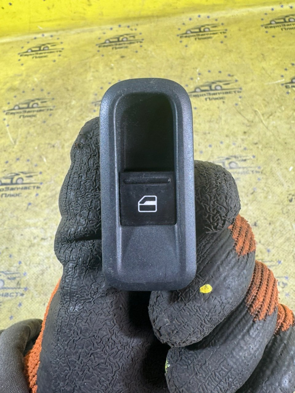 Кнопка стеклоподъемника Skoda Fabia 2 5J0867435 контрактная