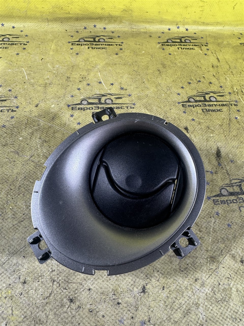 Дефлектор воздуховода правый Nissan Juke F15 687611KE0A контрактная