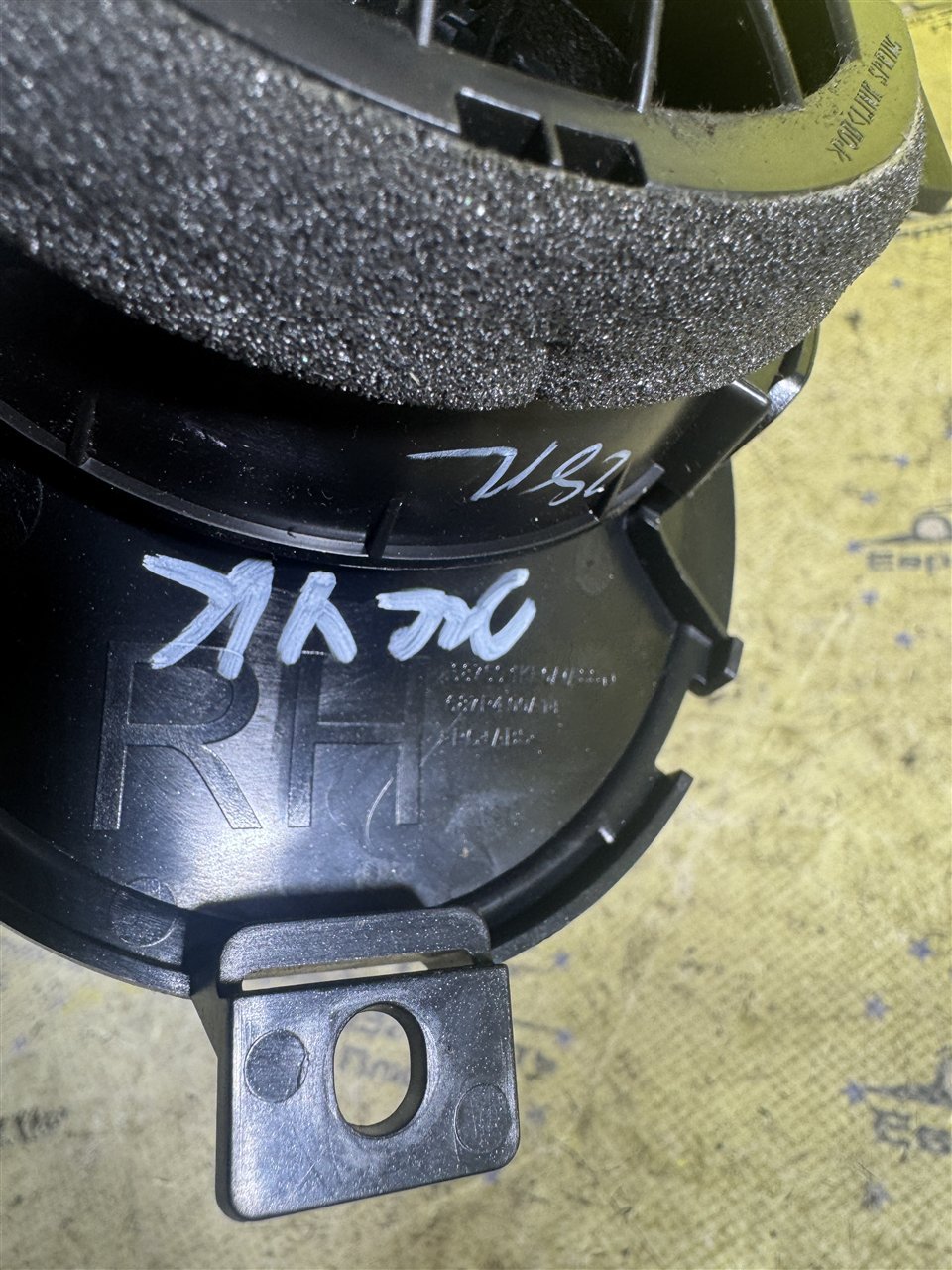 Дефлектор воздуховода правый Nissan Juke F15