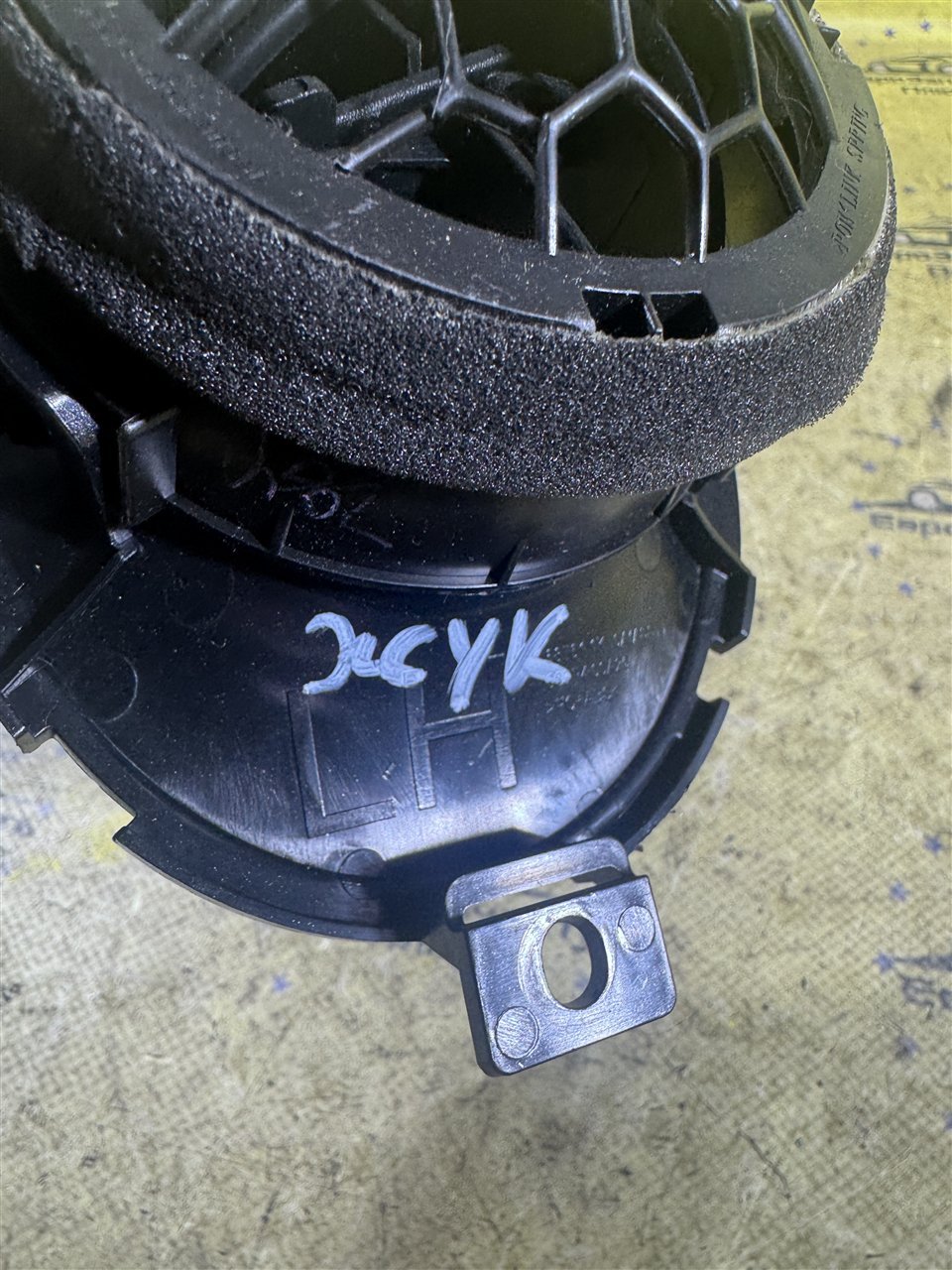 Дефлектор воздуховода левый Nissan Juke F15