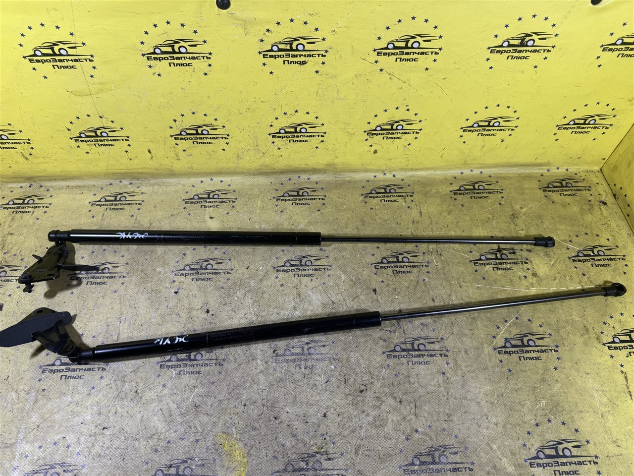 Амортизатор крышки багажника Nissan Juke F15 904511KA1B контрактная