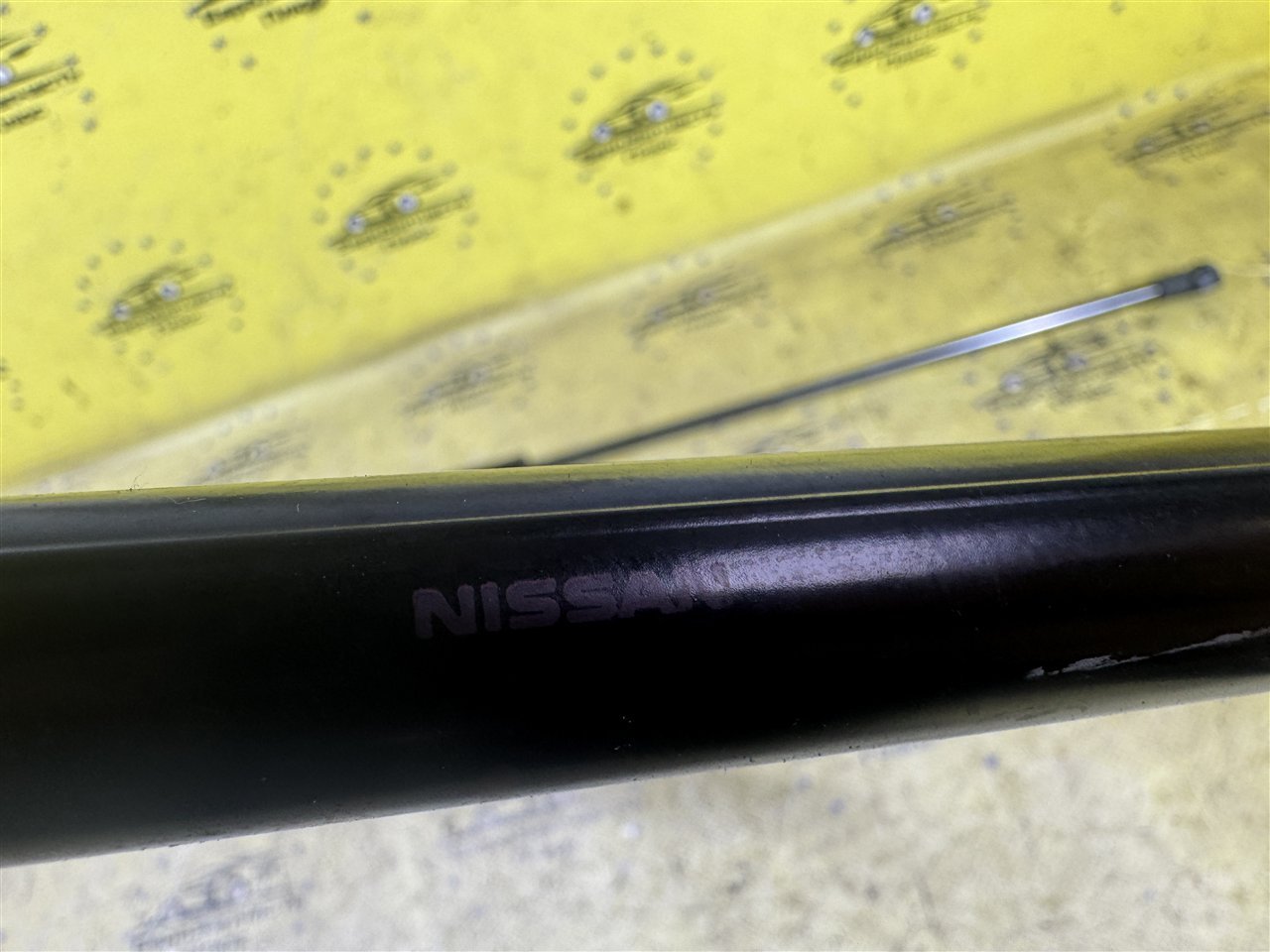 Амортизатор крышки багажника Juke F15