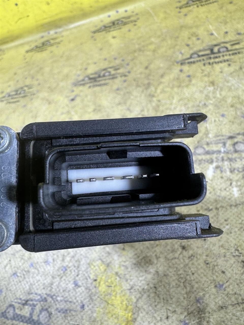 Моторчик стеклоподъемника передний правый 308