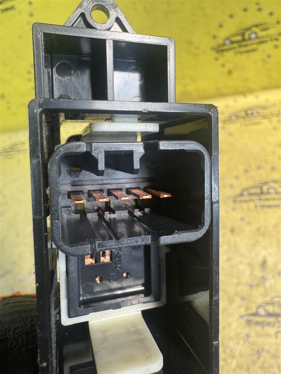 Кнопка стеклоподъемника передняя правая Mitsubishi ASX GA