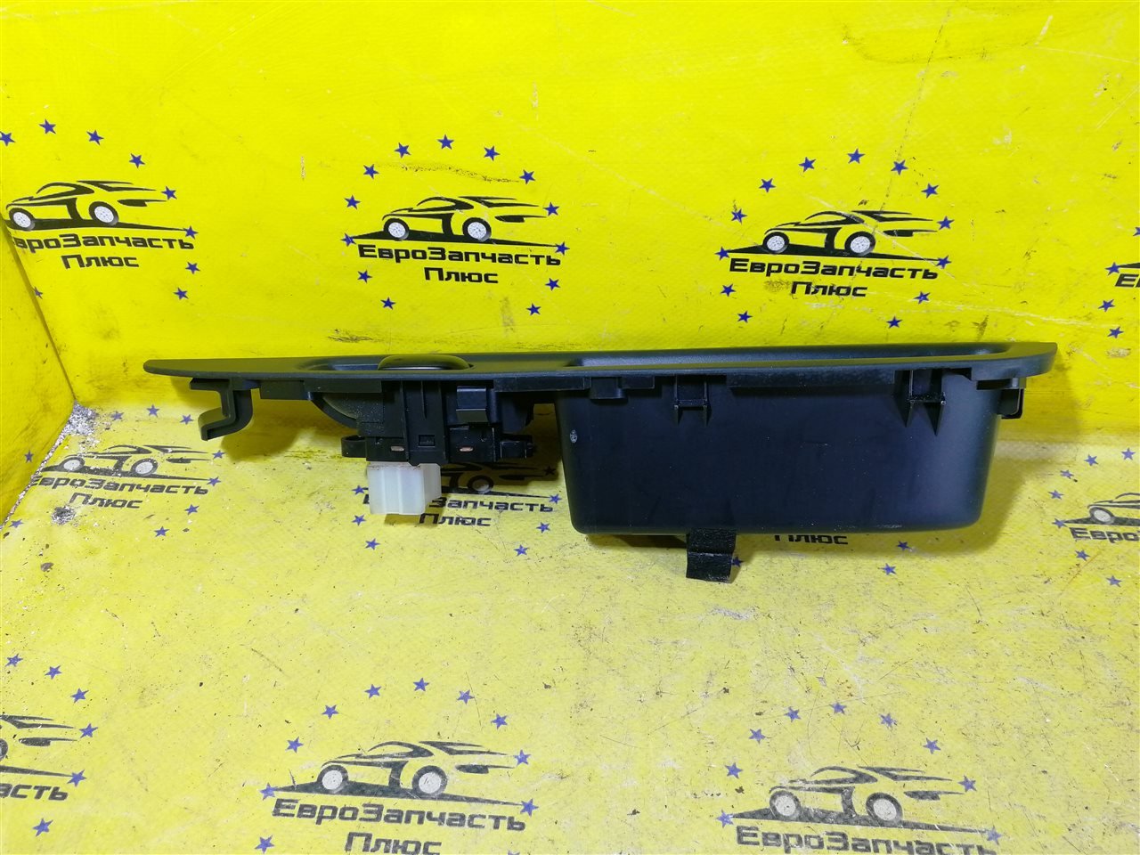 Кнопка стеклоподъемника задняя правая Qashqai J11