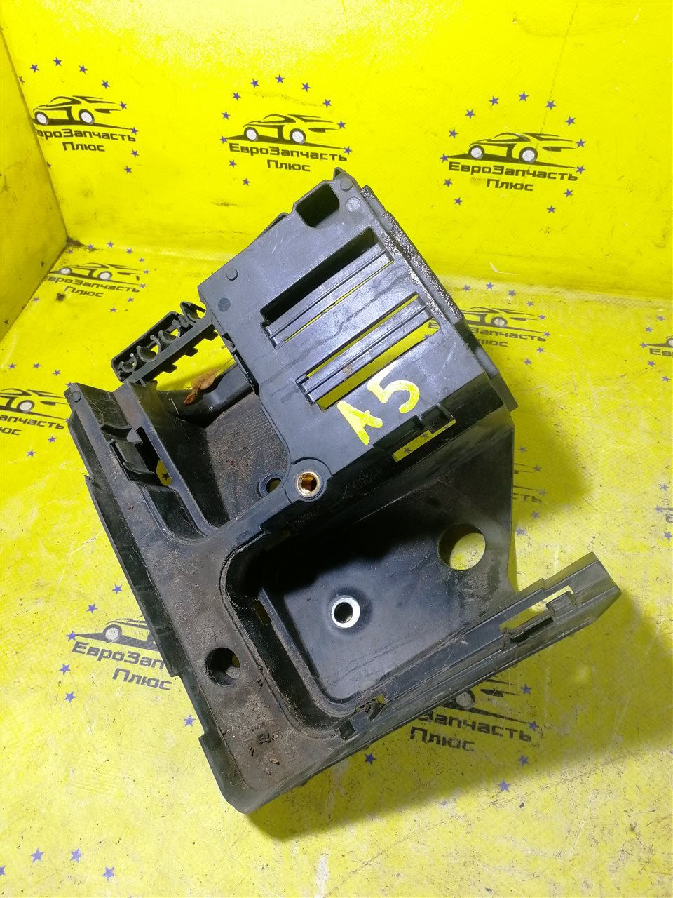 Запчасть кронштейн блока предохранителей Skoda Octavia A5 1Z 1K0907361C контрактная Кронштейн блока предохранителей Skoda Octavia A5 1Z 1K0907361C контрактная