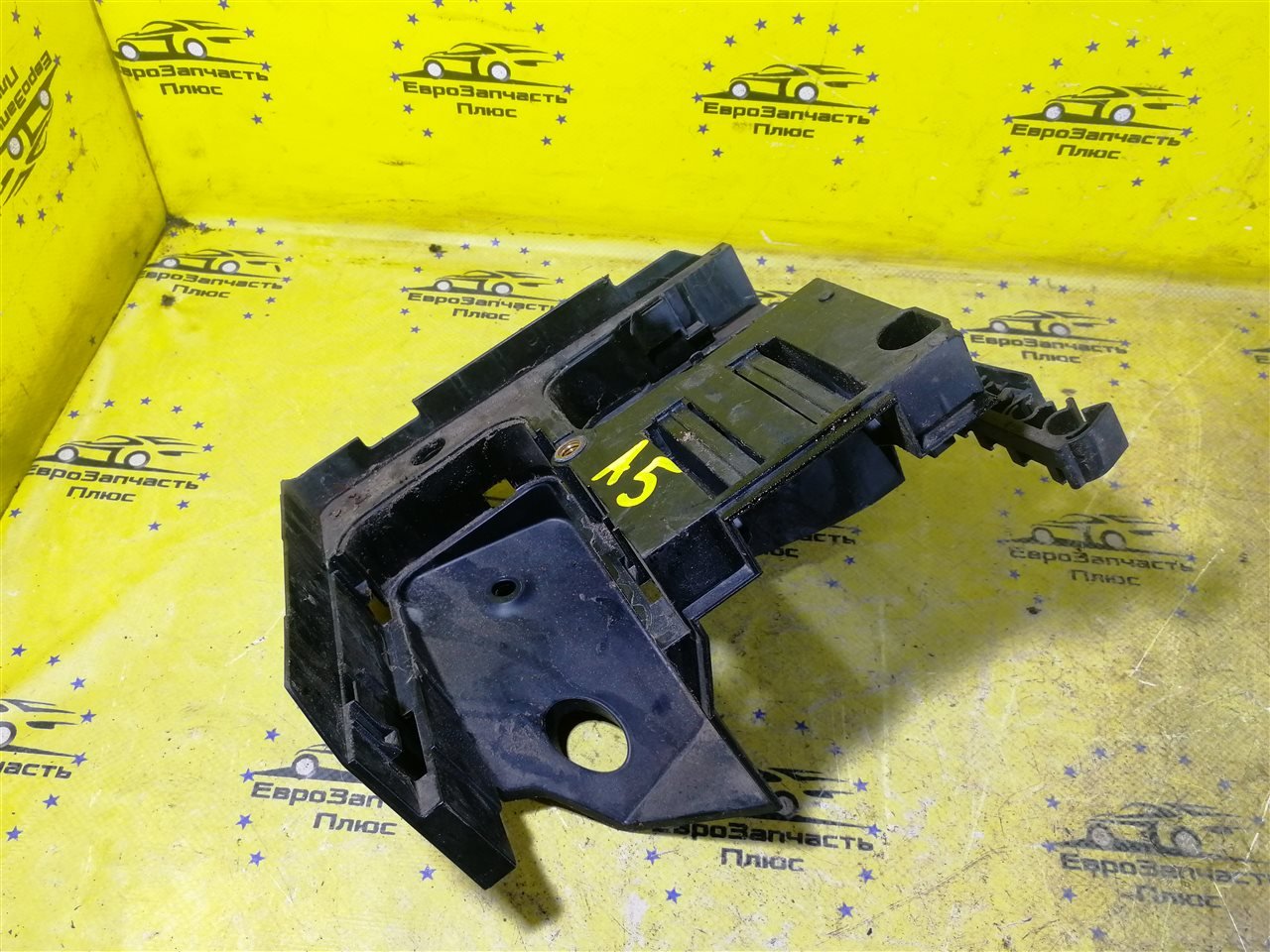 Кронштейн блока предохранителей Octavia A5 1Z Кронштейн блока предохранителей Octavia A5 1Z