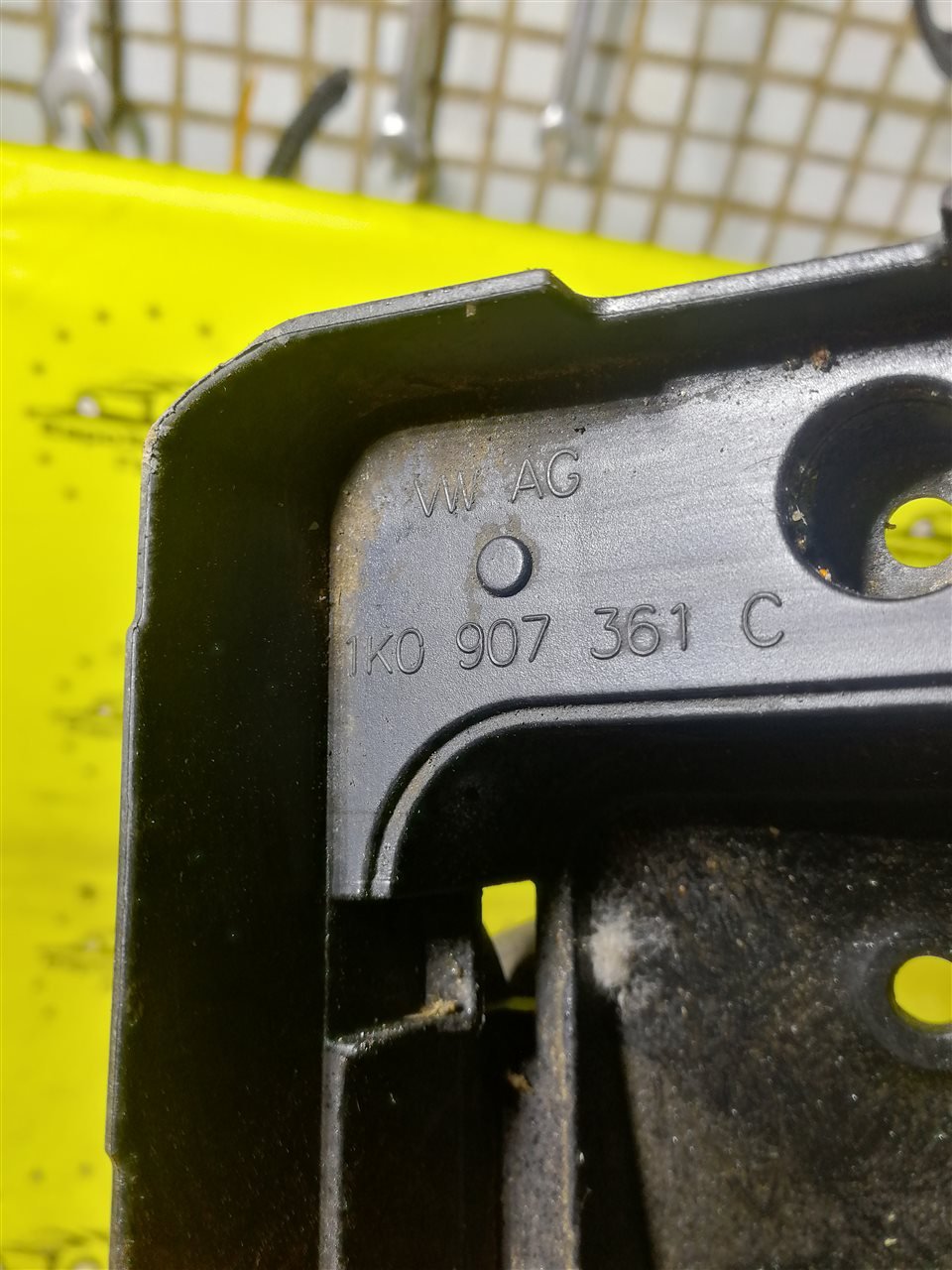 Кронштейн блока предохранителей Octavia A5 1Z Кронштейн блока предохранителей Octavia A5 1Z