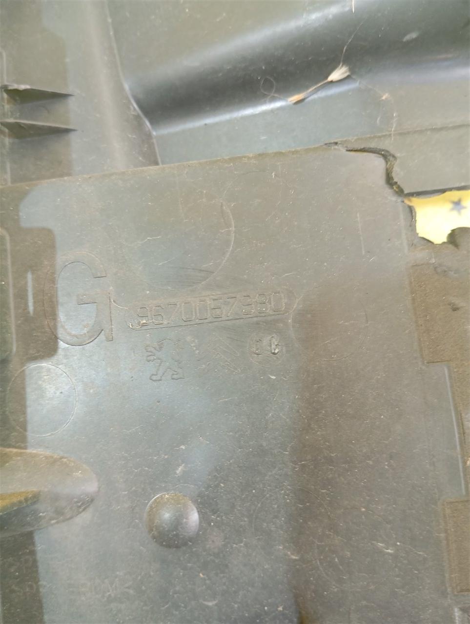 Воздуховод радиатора левый 3008