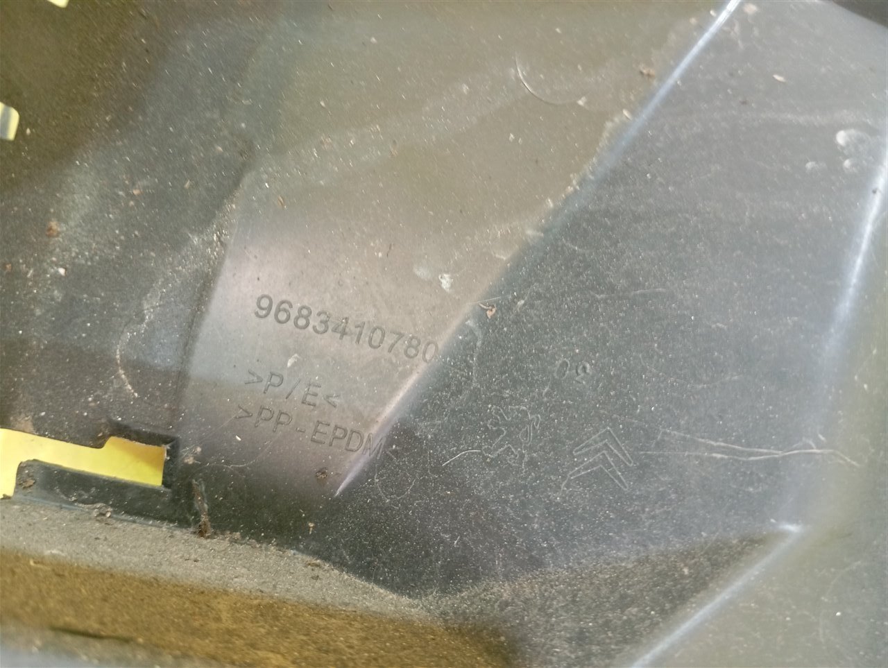 Воздуховод радиатора правый Peugeot 3008