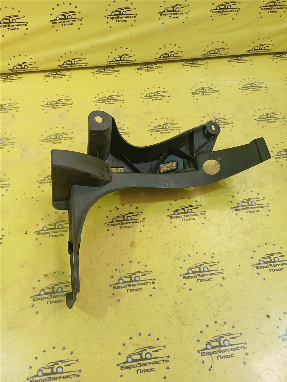 Крепление бампера правое Peugeot 3008 9683195680 контрактная