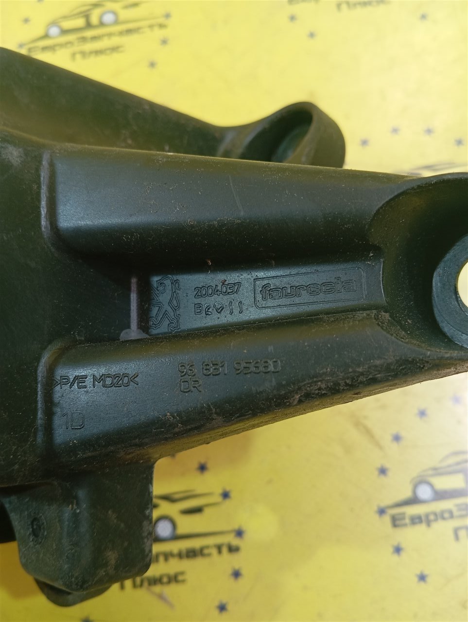 Крепление бампера правое Peugeot 3008