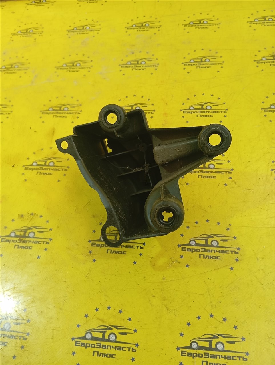 Крепление бампера правое 3008