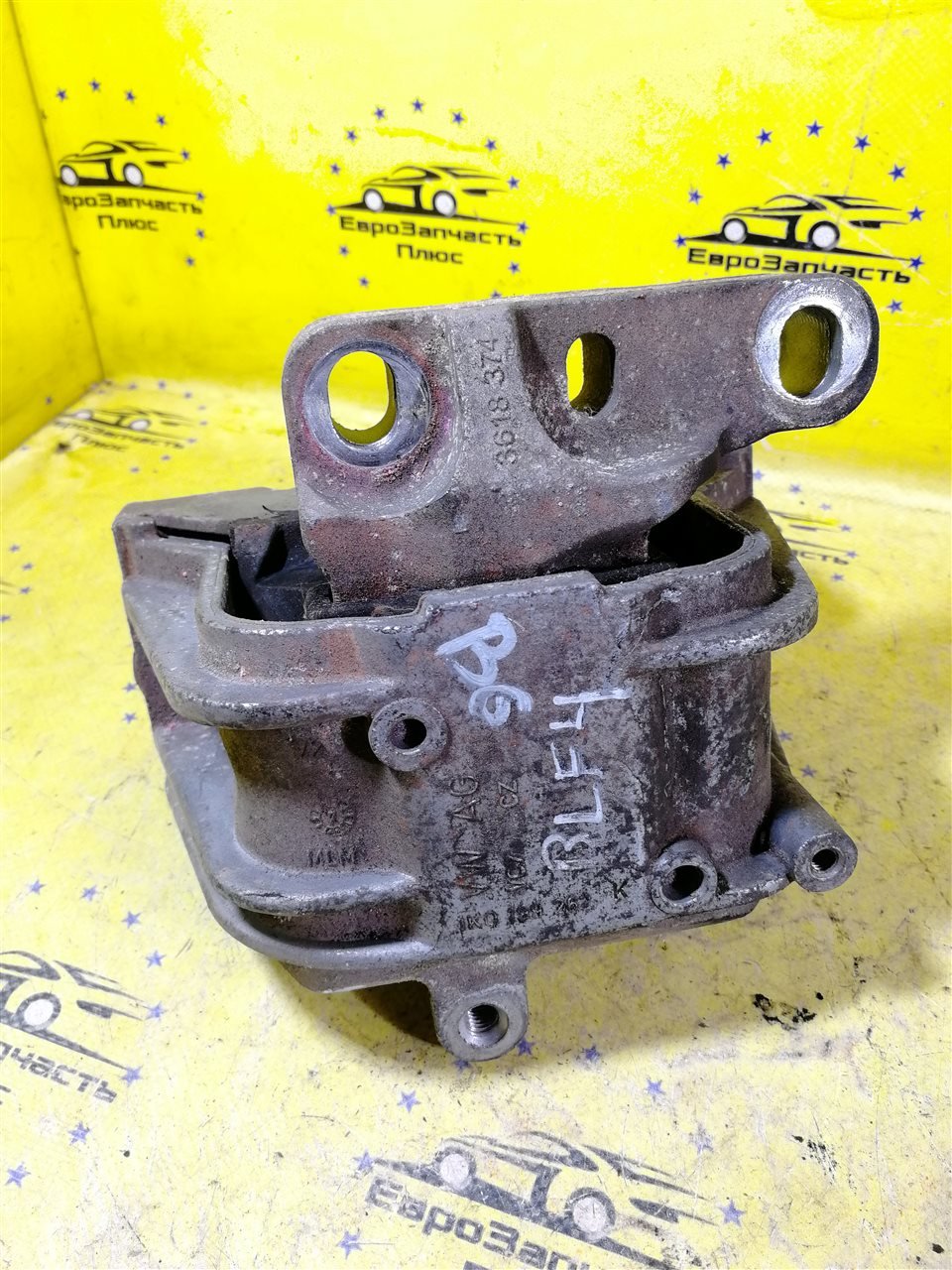 Подушка двигателя правая Volkswagen Passat B6