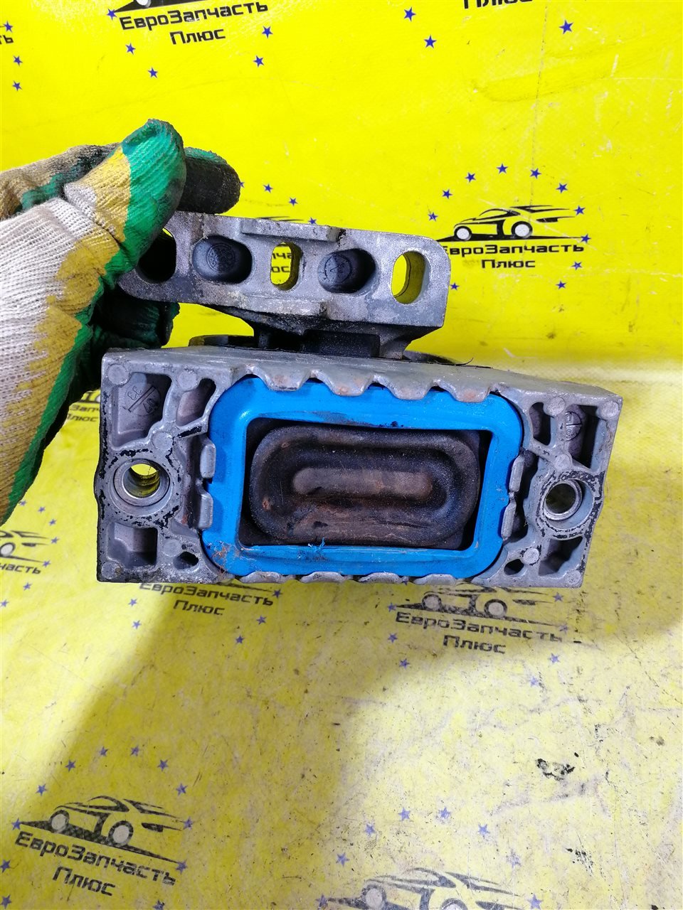 Подушка двигателя правая Passat B6