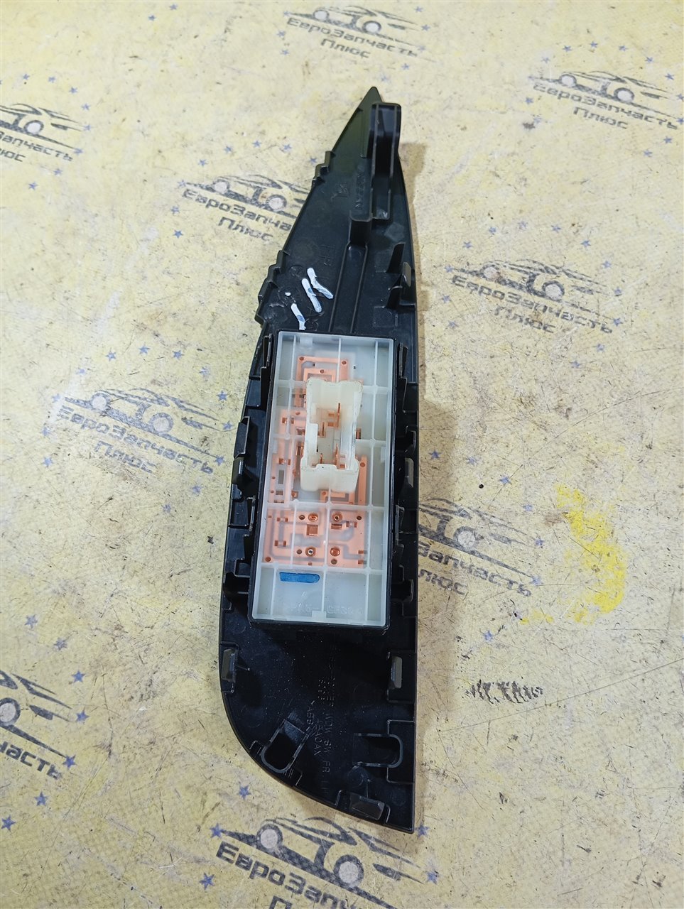 Кнопка стеклоподъемника задняя правая Qashqai J11