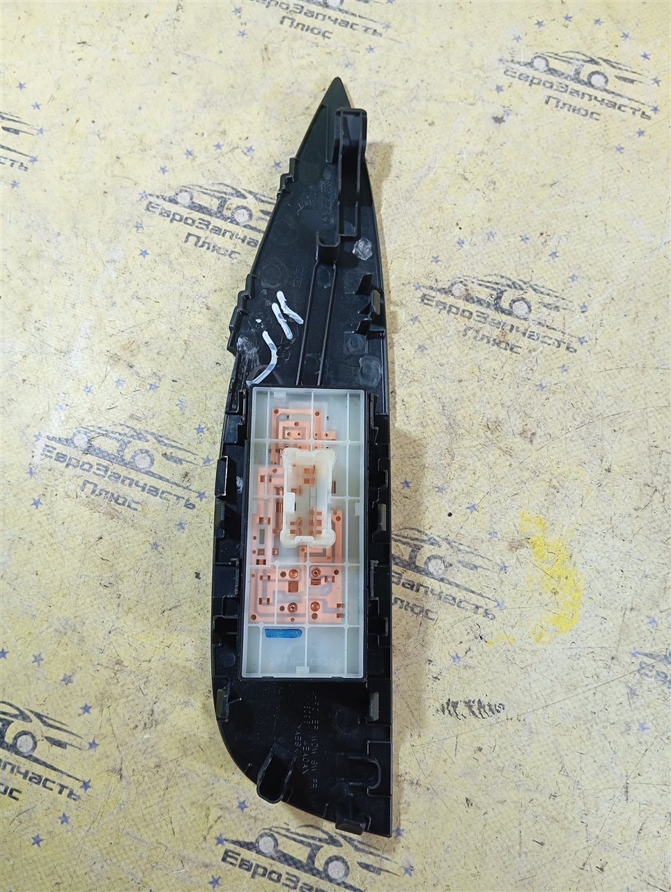 Кнопка стеклоподъемника задняя правая Qashqai J11