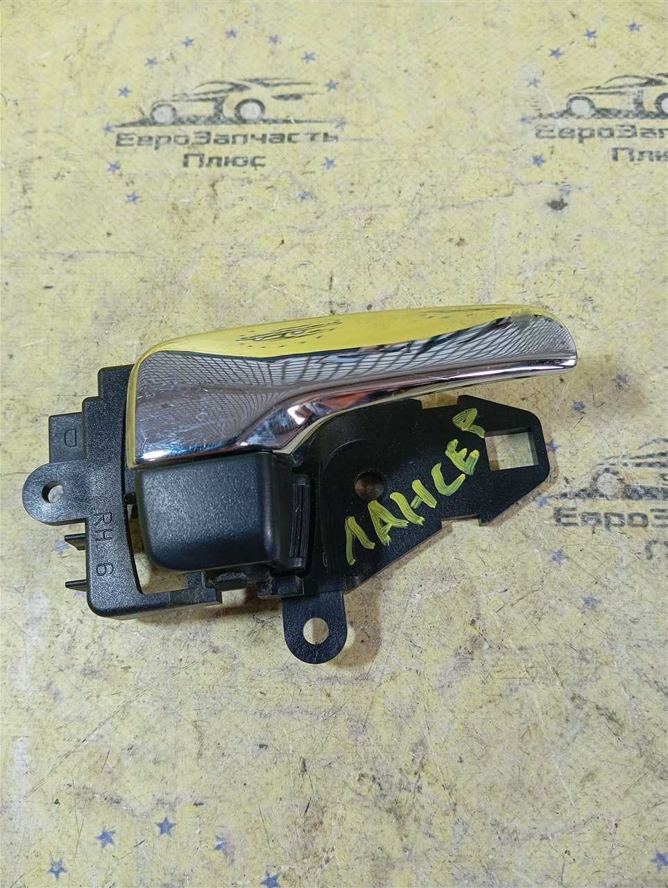 Запчасть ручка двери внутренняя правая Mitsubishi Lancer 10 MN105350 контрактная Ручка двери внутренняя правая Mitsubishi Lancer 10 MN105350 контрактная