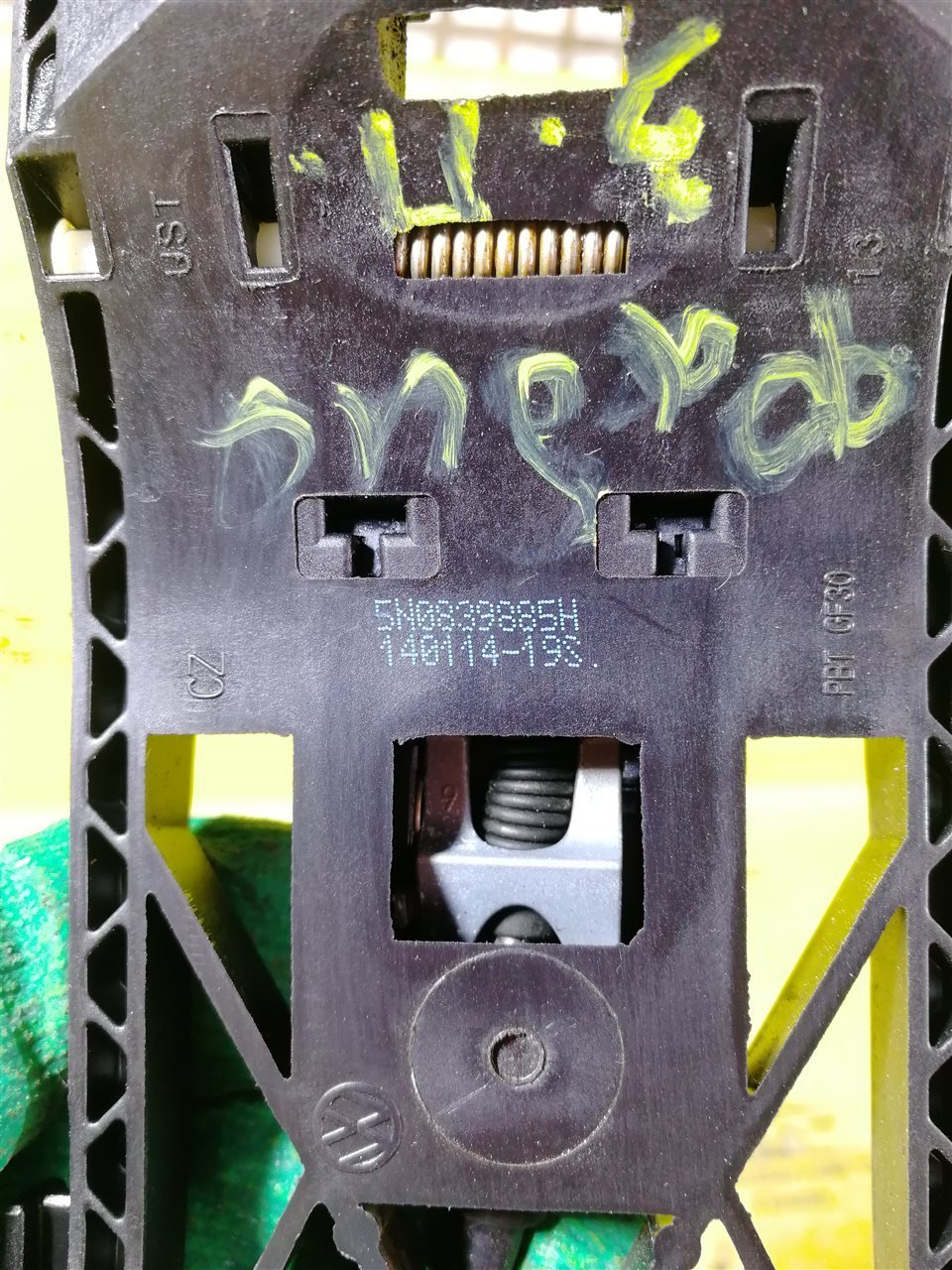 Кронштейн ручки двери задний правый Fabia 2 5J