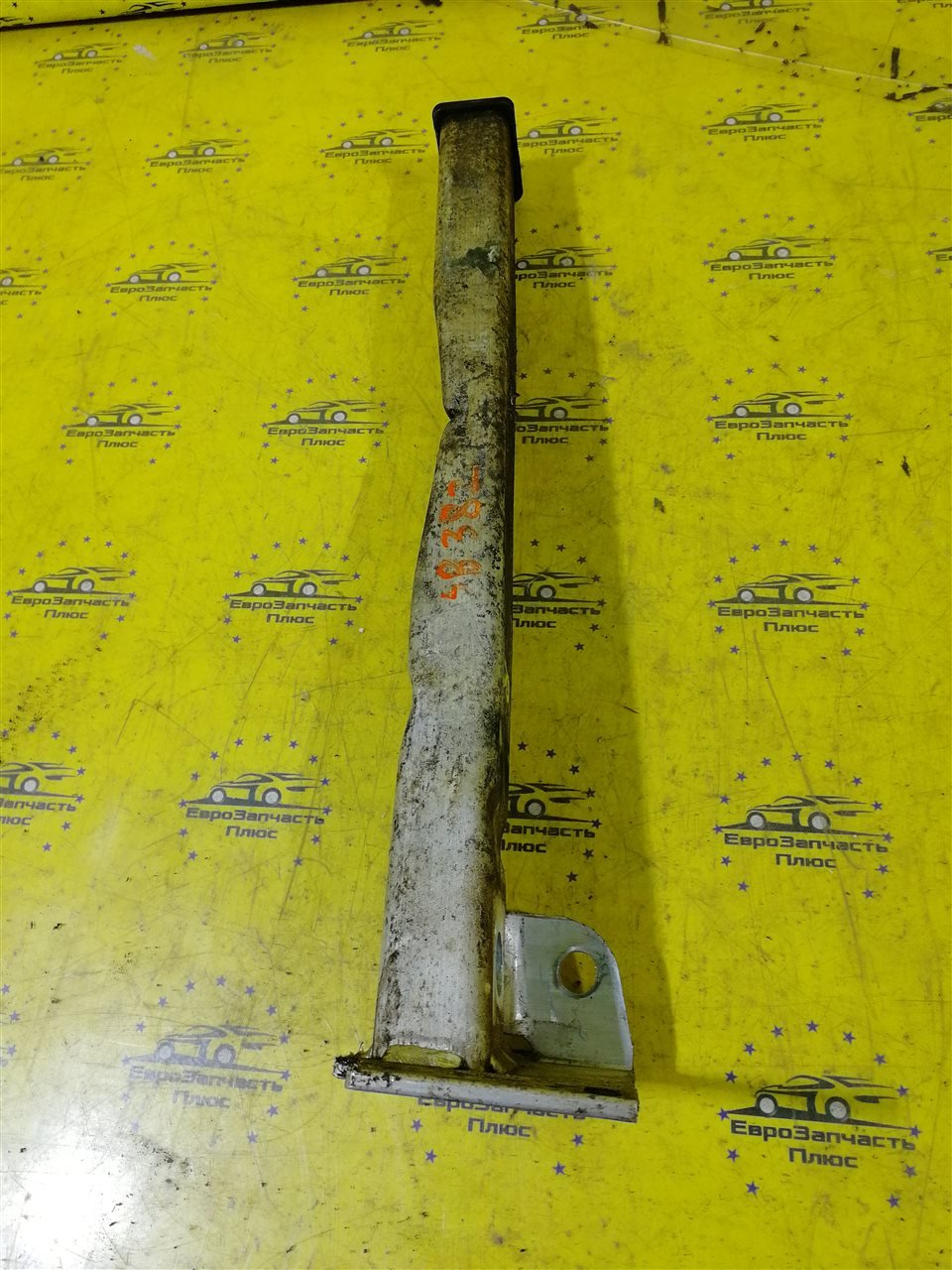 Кронштейн подрамника передний правый Peugeot 308