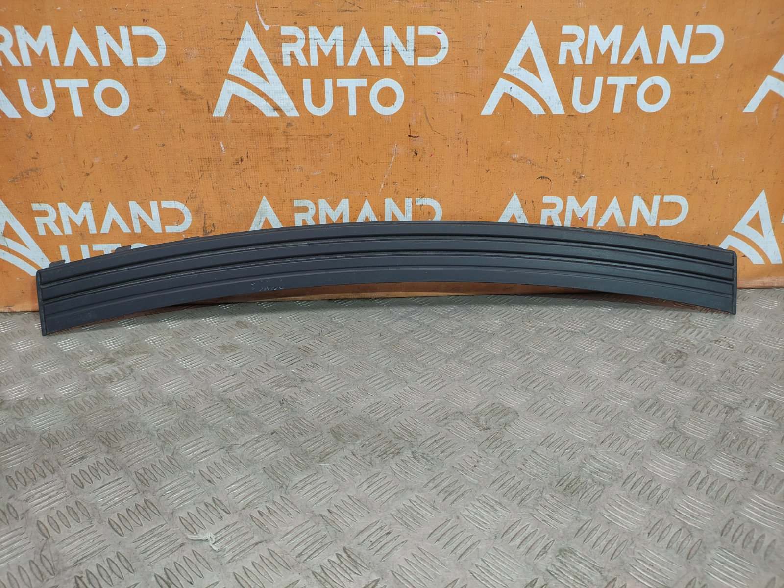 Накладка бампера верхняя задняя Jeep Grand Cherokee 2010-2022 WK2 68111633AB Б/У