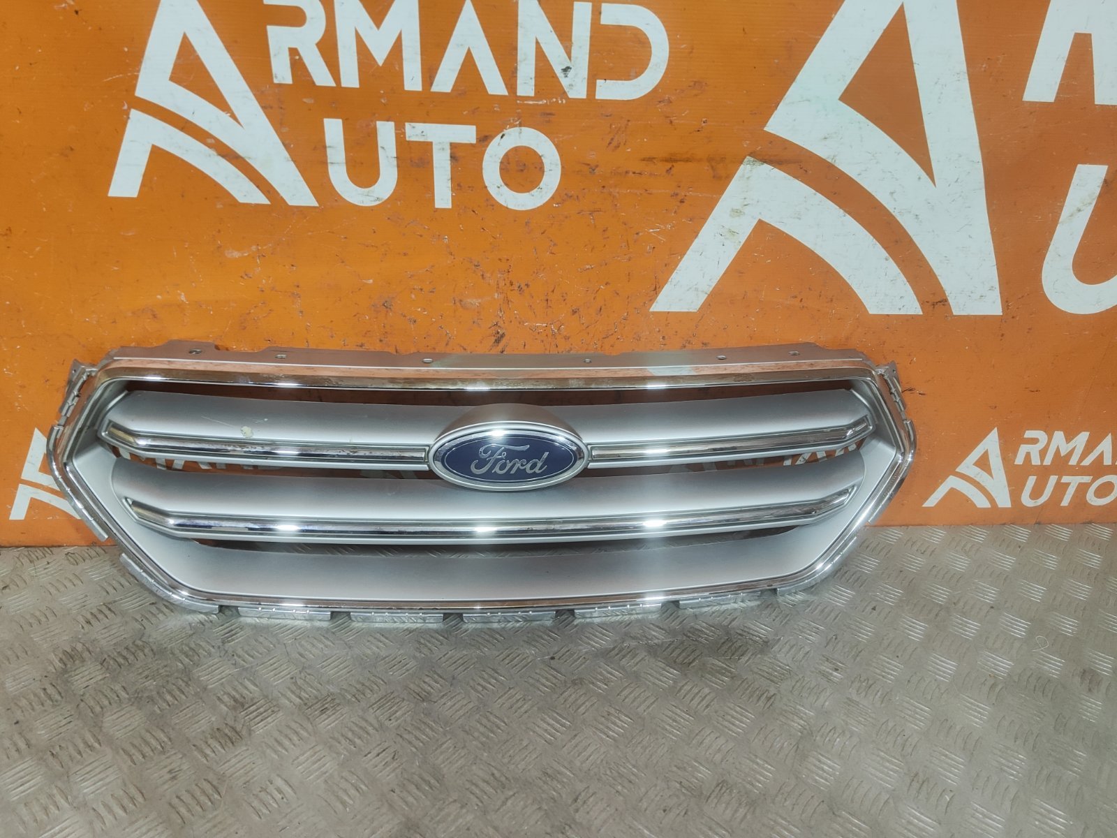 Решетка радиатора Ford Kuga 2016-2019 2 CBS 2058454 новая