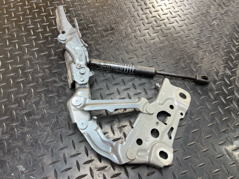 Петля капота передняя правая 5 2020 G31 B47D20B Петля капота передняя правая 5 2020 G31 B47D20B