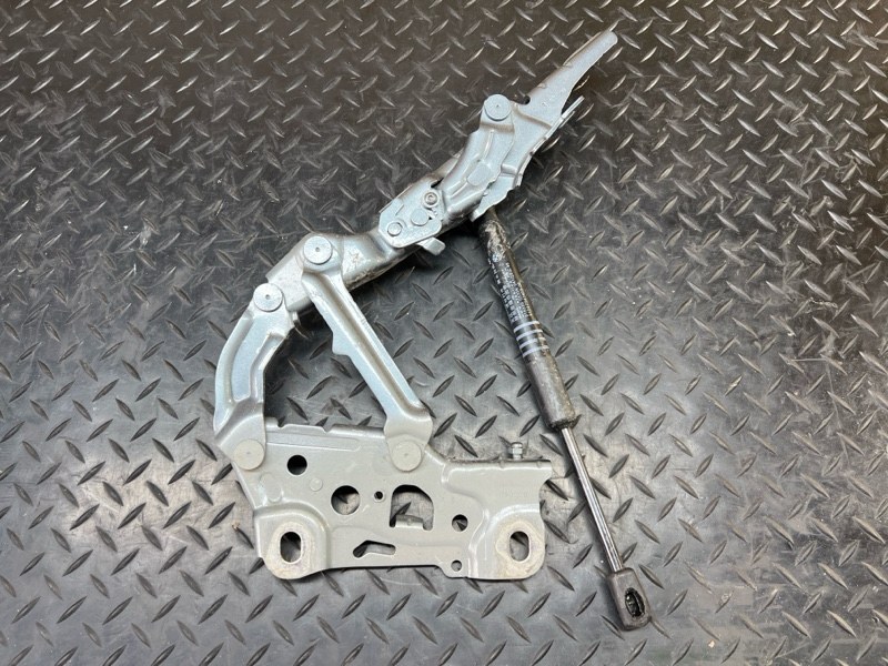 Запчасть петля капота передняя правая BMW 5 2020 G31 B47D20B 41007427052 контрактная Петля капота передняя правая BMW 5 2020 G31 B47D20B 41007427052 контрактная