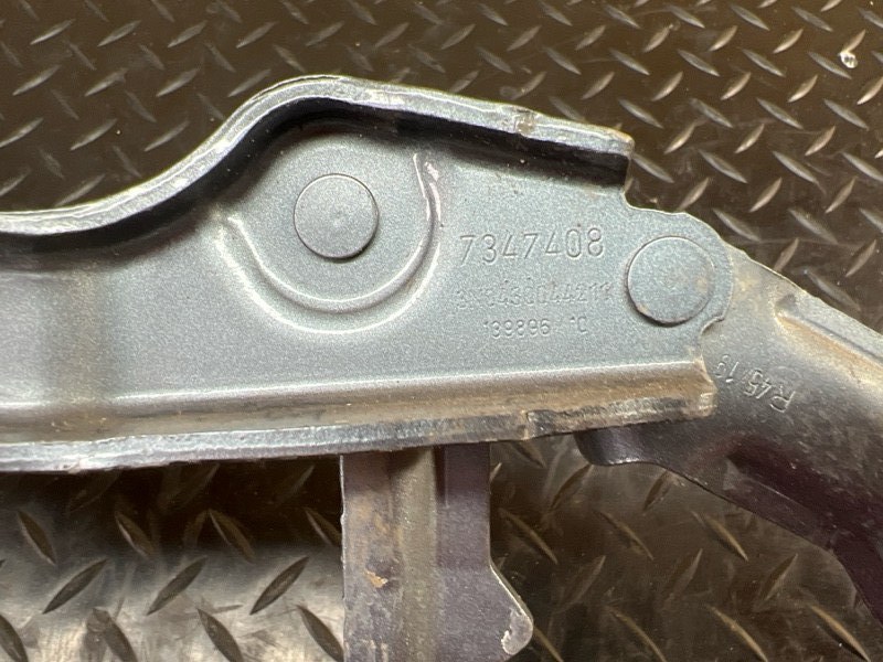 Петля капота передняя правая 5 2020 G31 B47D20B Петля капота передняя правая 5 2020 G31 B47D20B