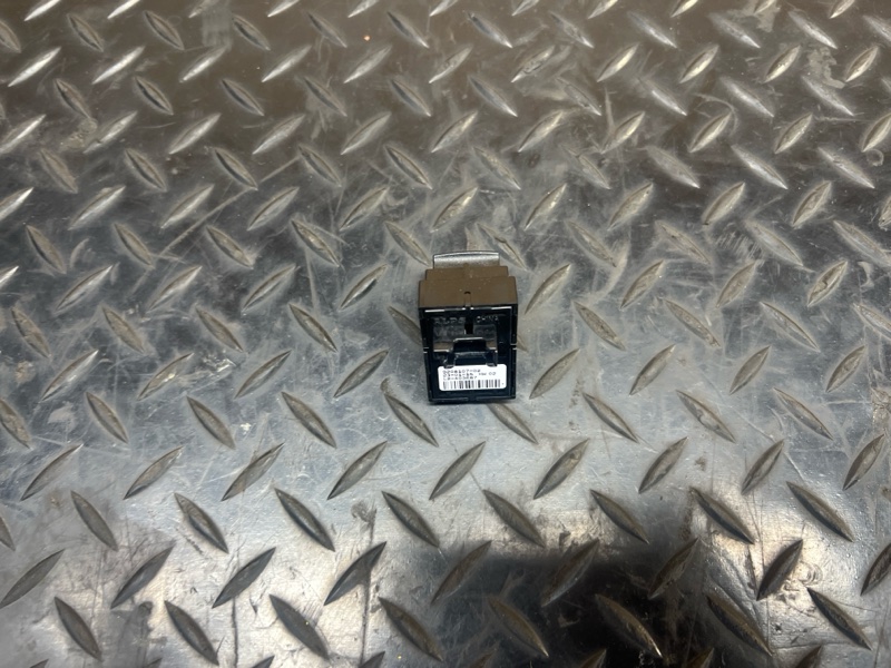 Кнопка стеклоподъемника X5 2016 f15 N47D20C Кнопка стеклоподъемника X5 2016 f15 N47D20C