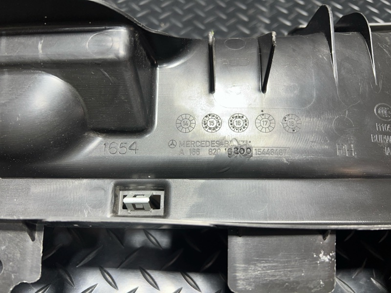 Накладка в салоне правая GLE350d 2018 w166 OM 642.826
