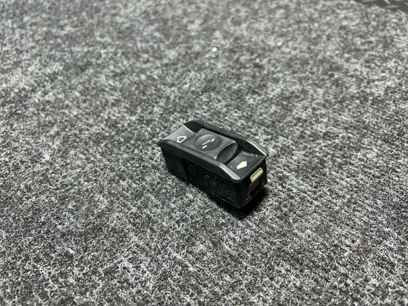 Кнопка открывания люка BMW 5 e39 M62B35
