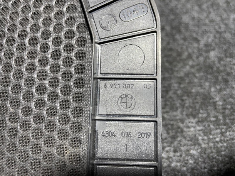 Сетка сабвуфера под сидением X5 2017 f15 N57d30c Сетка сабвуфера под сидением X5 2017 f15 N57d30c