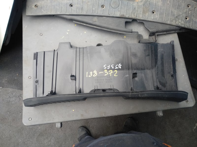 Пластик замка багажника Mazda Demio DJ3FS задний (б/у)