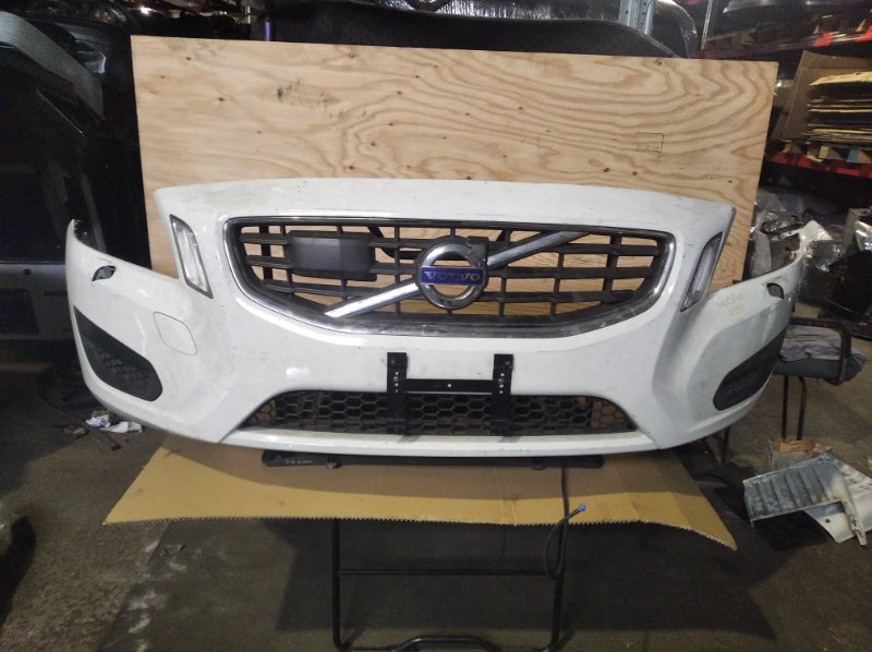 Бампер Volvo V60 (б/у) Бампер Volvo V60 (б/у)