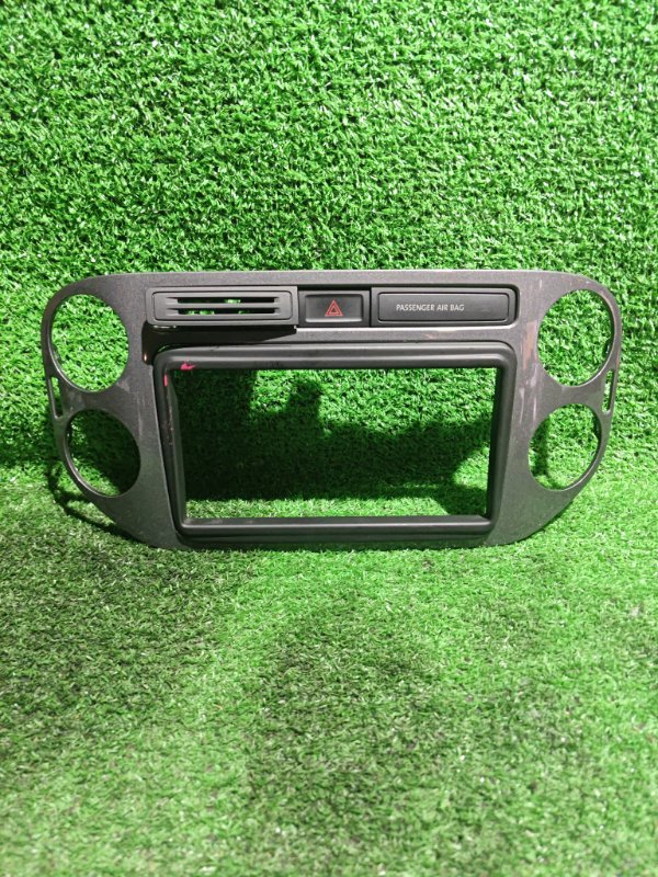 Консоль магнитофона Volkswagen Tiguan 5N1 (б/у)