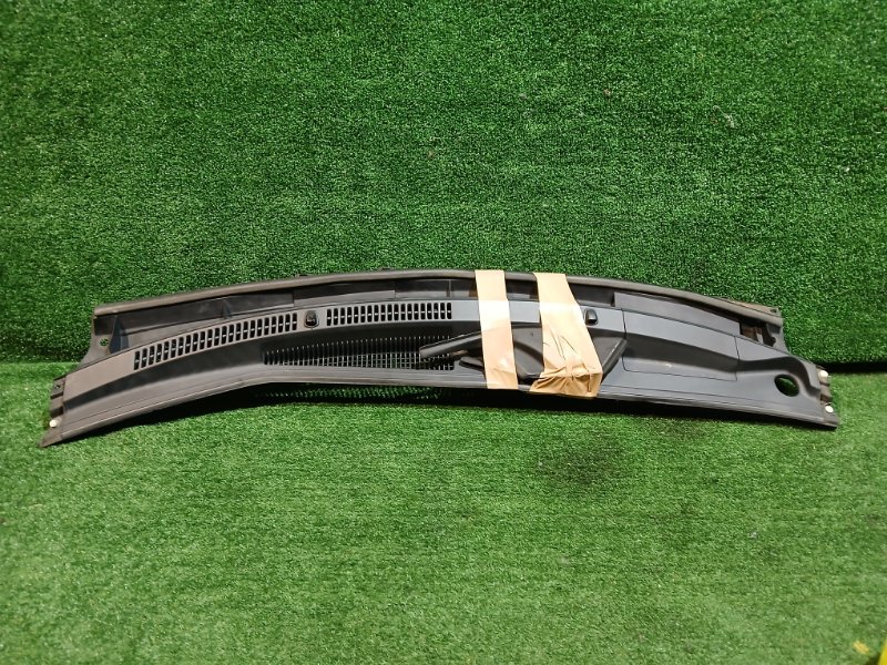 Решетка под дворники Toyota Aqua NHP10 1NZ-FXE 2012 (б/у)