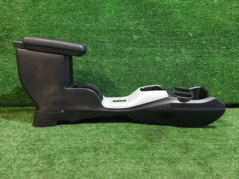 Бардачок между сиденьями Toyota Aqua NHP10 1NZ-FXE 2013 (б/у)