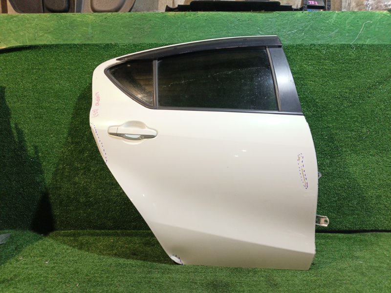 Дверь TOYOTA AQUA NHP10 1NZ-FXE 2013 задняя правая (б/у)