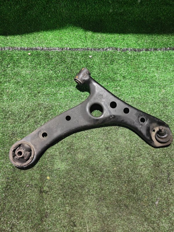 Рычаг TOYOTA ISIS ZNM10 1ZZ передний правый (б/у)