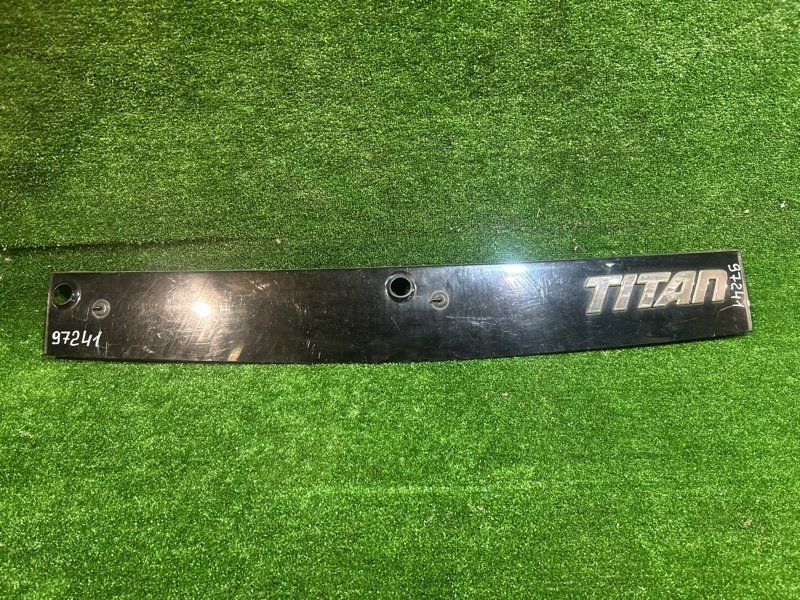 Решетка под дворники MAZDA TITAN WHS5T передняя (б/у)