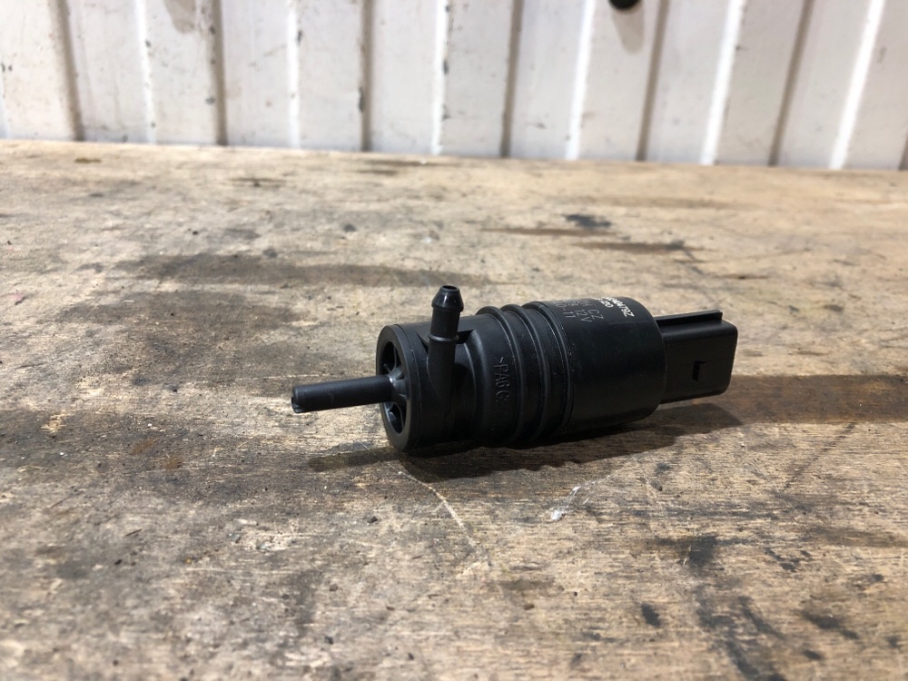 Запчасть насос омывателя BMW F20 6934159 контрактная Насос омывателя BMW F20 6934159 контрактная