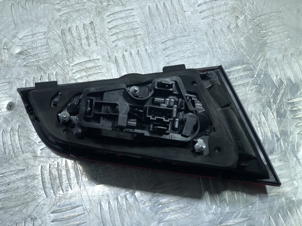 Фонарь правый a3 8v