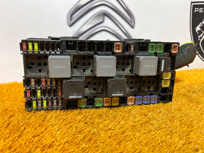 Блок предохранителей Ford Tranzit 8 2.2 TDCI Блок предохранителей Ford Tranzit 8 2.2 TDCI