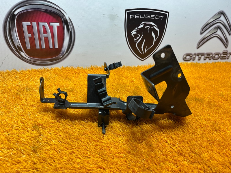 Кронштейн проводки Peugeot Boxer 290 EURO 5 2.2 HDi 4HV (P22DTE) 130 л.с Кронштейн проводки Peugeot Boxer 290 EURO 5 2.2 HDi 4HV (P22DTE) 130 л.с